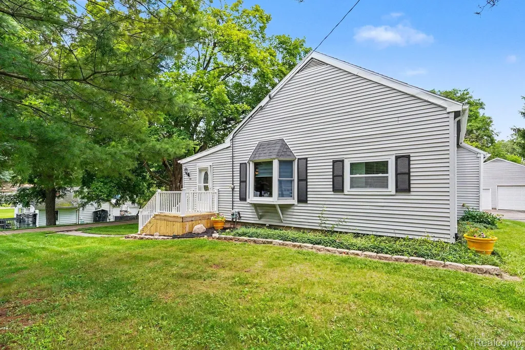 1014 Pearl Street Dewitt Charter Township MI 48906