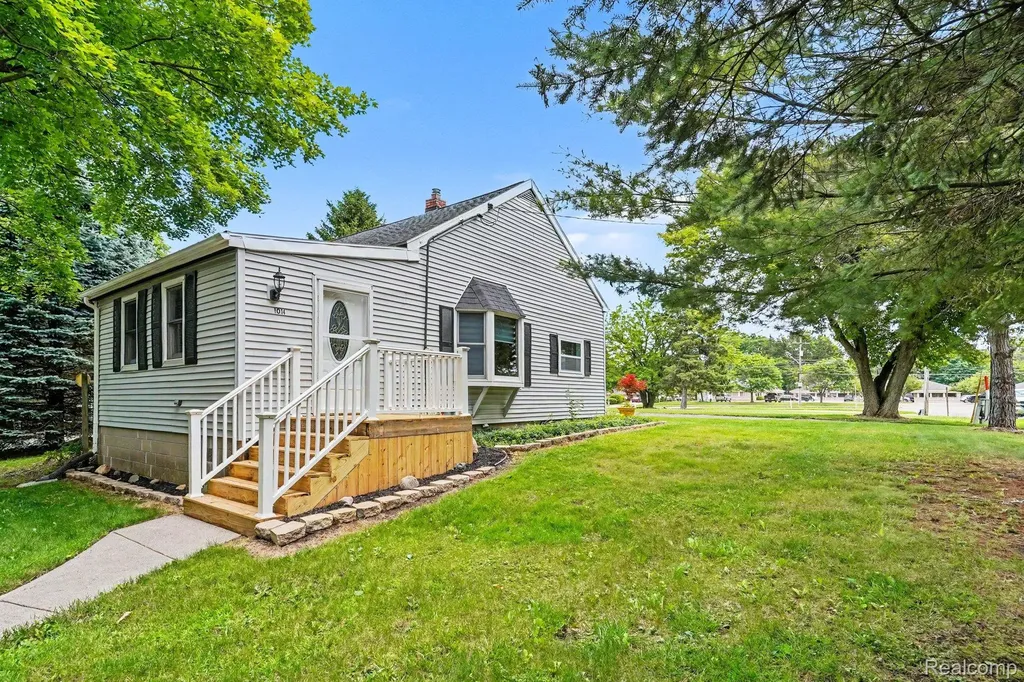 1014 Pearl Street Dewitt Charter Township MI 48906
