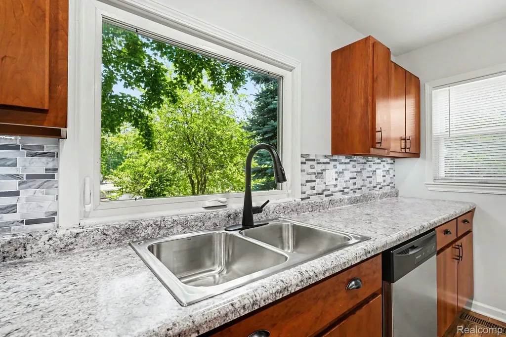 1014 Pearl Street Dewitt Charter Township MI 48906