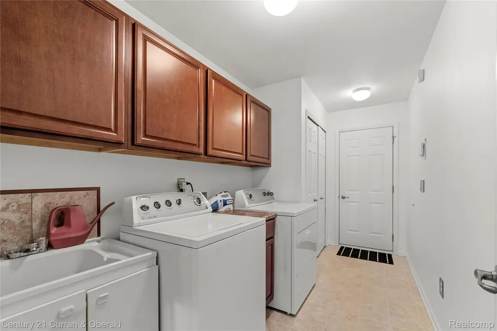 49468 N Glacier Northville Township MI 48168