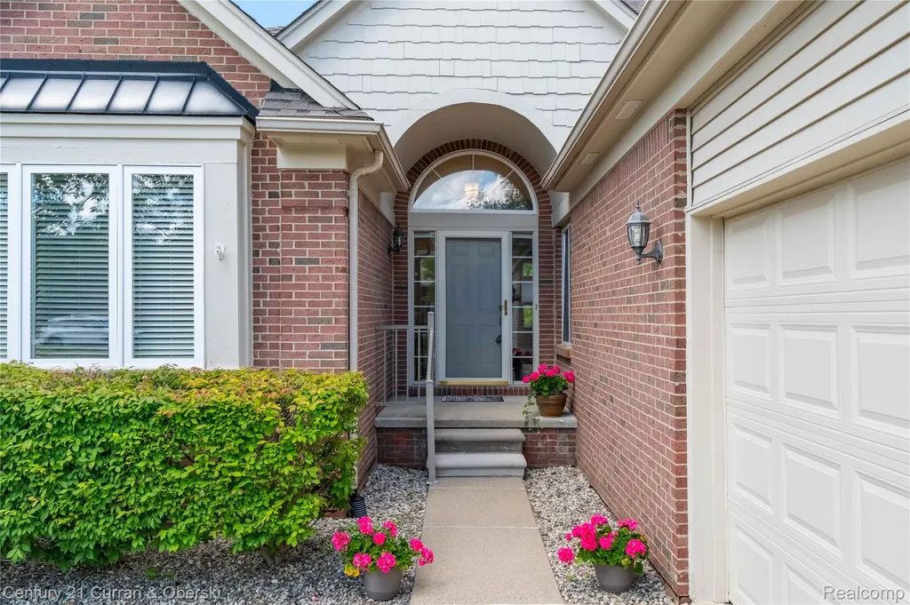 49468 N Glacier Northville Township MI 48168