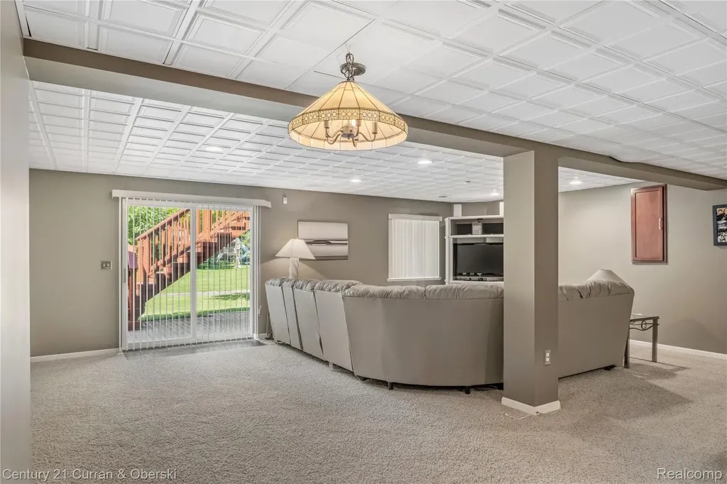 49468 N Glacier Northville Township MI 48168