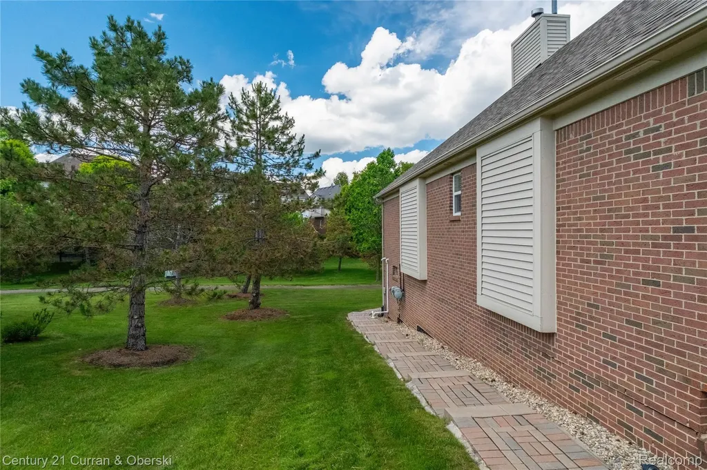 49468 N Glacier Northville Township MI 48168