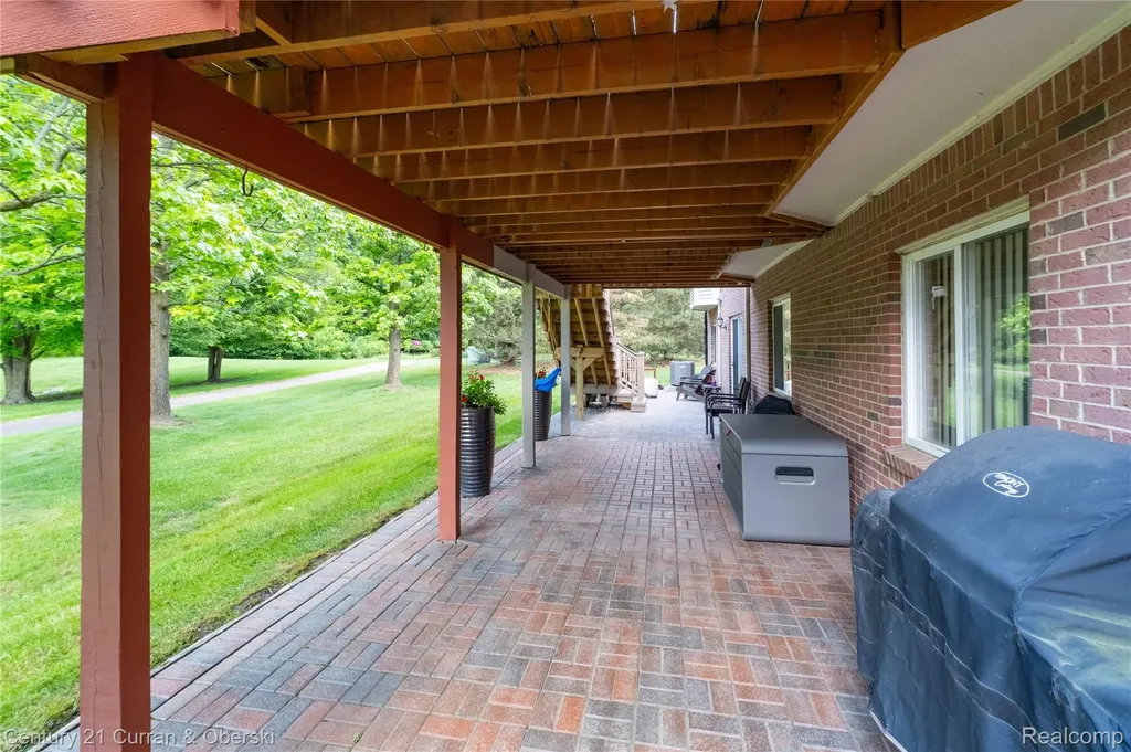 49468 N Glacier Northville Township MI 48168