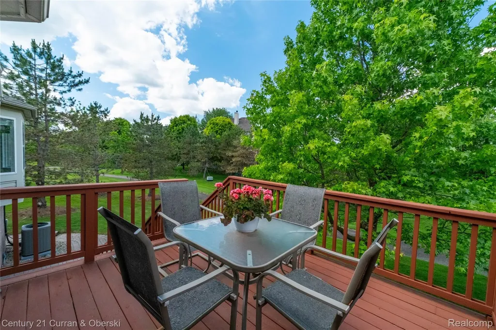 49468 N Glacier Northville Township MI 48168