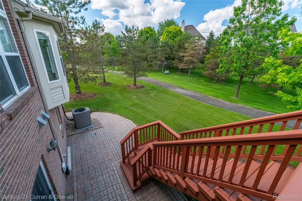 49468 N Glacier Northville Township MI 48168