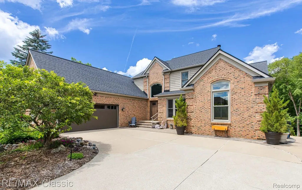 3790 Deer Springs Drive Oakland Charter Township MI 48306
