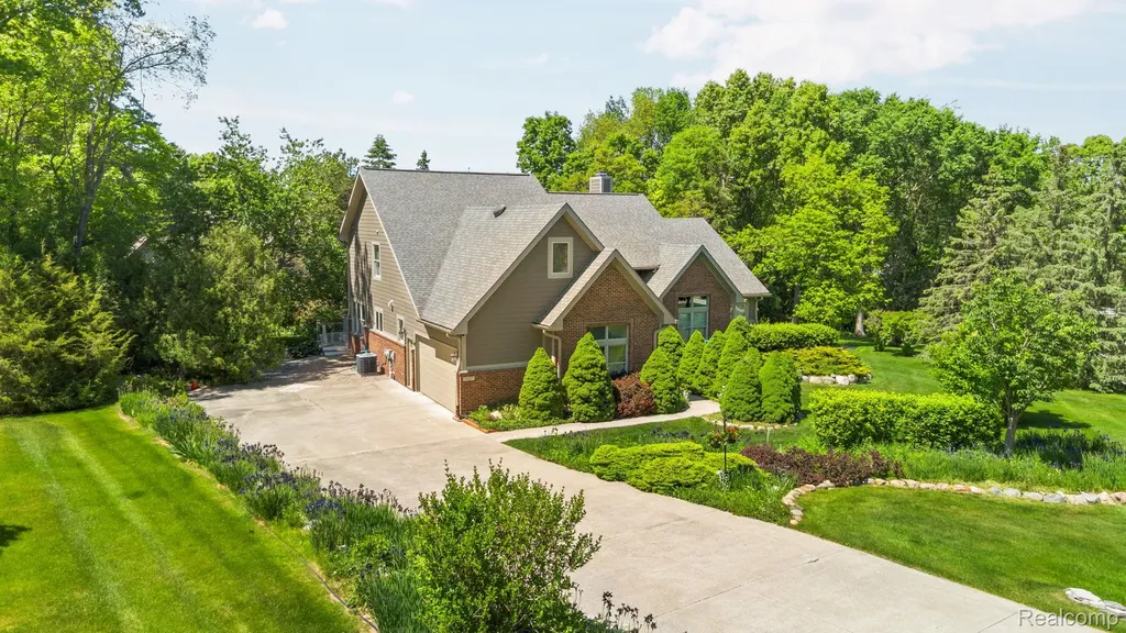 1137 S Tennyson Drive Milford Village MI 48381
