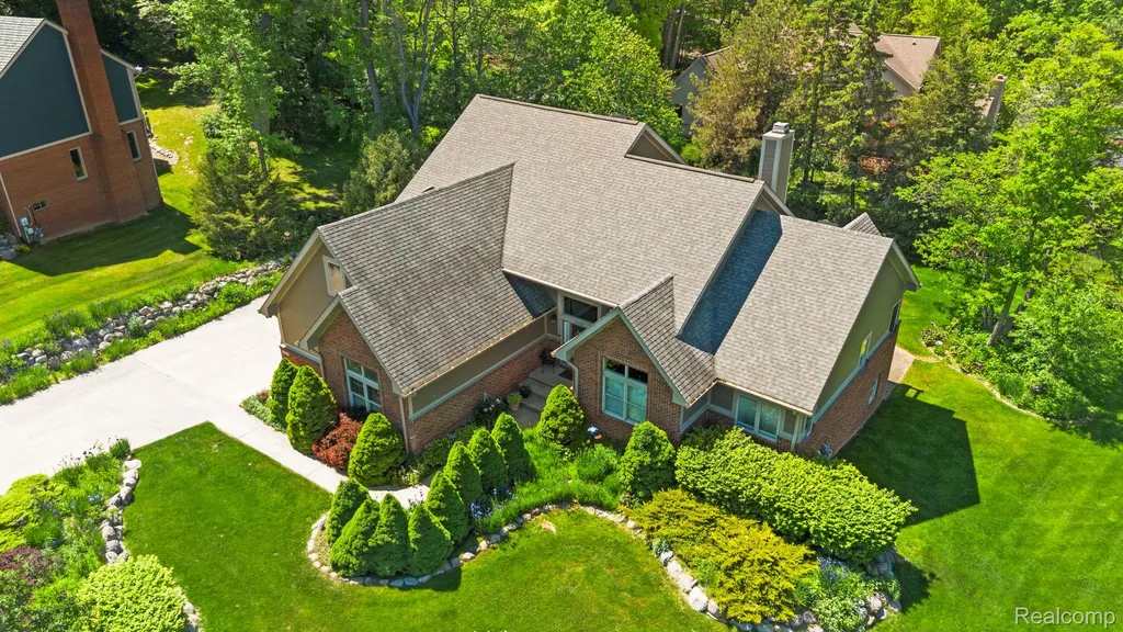 1137 S Tennyson Drive Milford Village MI 48381