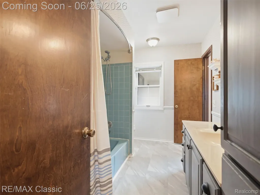 17236 Carol Street Livonia City MI 48152