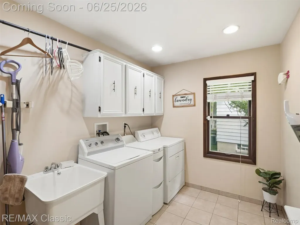 17236 Carol Street Livonia City MI 48152