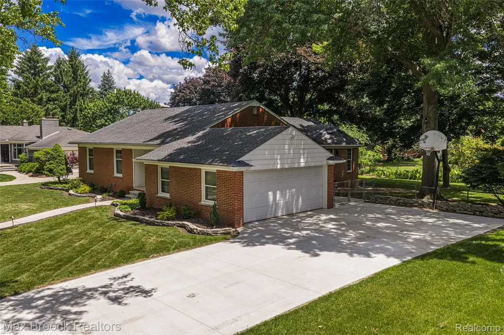 171 S Glengarry Road Bloomfield Hills City MI 48301