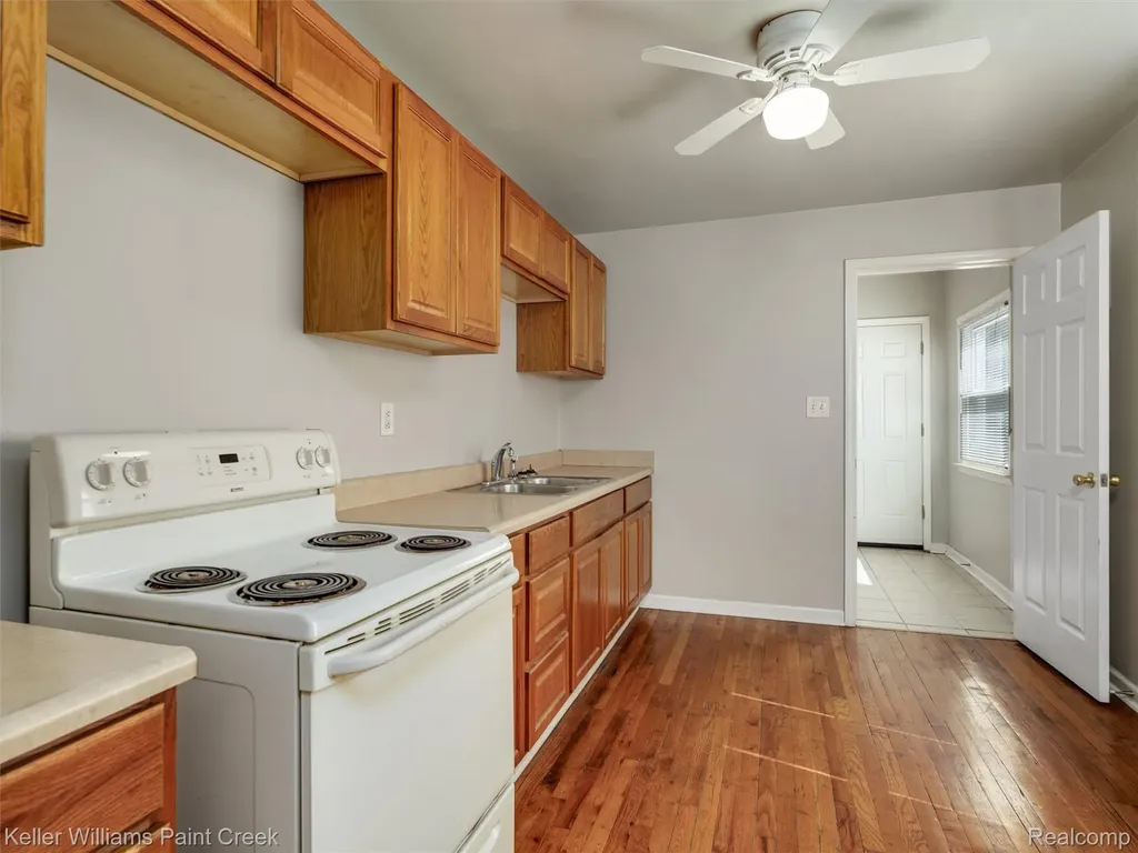 3657 Alvina Avenue Warren City MI 48091
