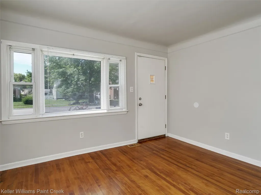 3657 Alvina Avenue Warren City MI 48091