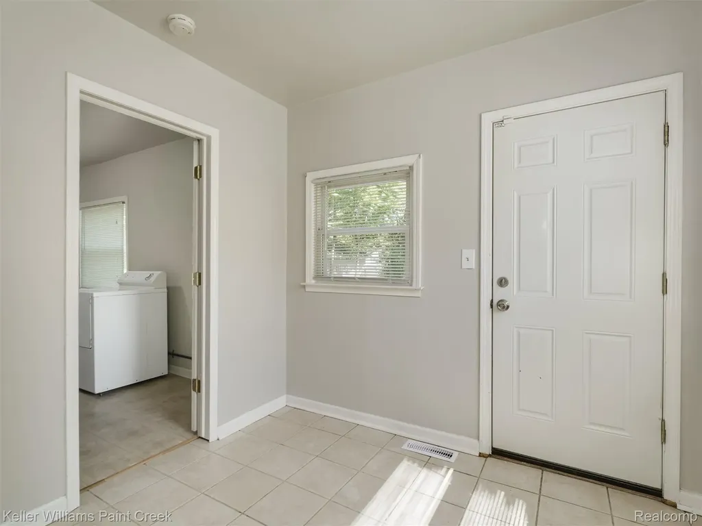 3657 Alvina Avenue Warren City MI 48091