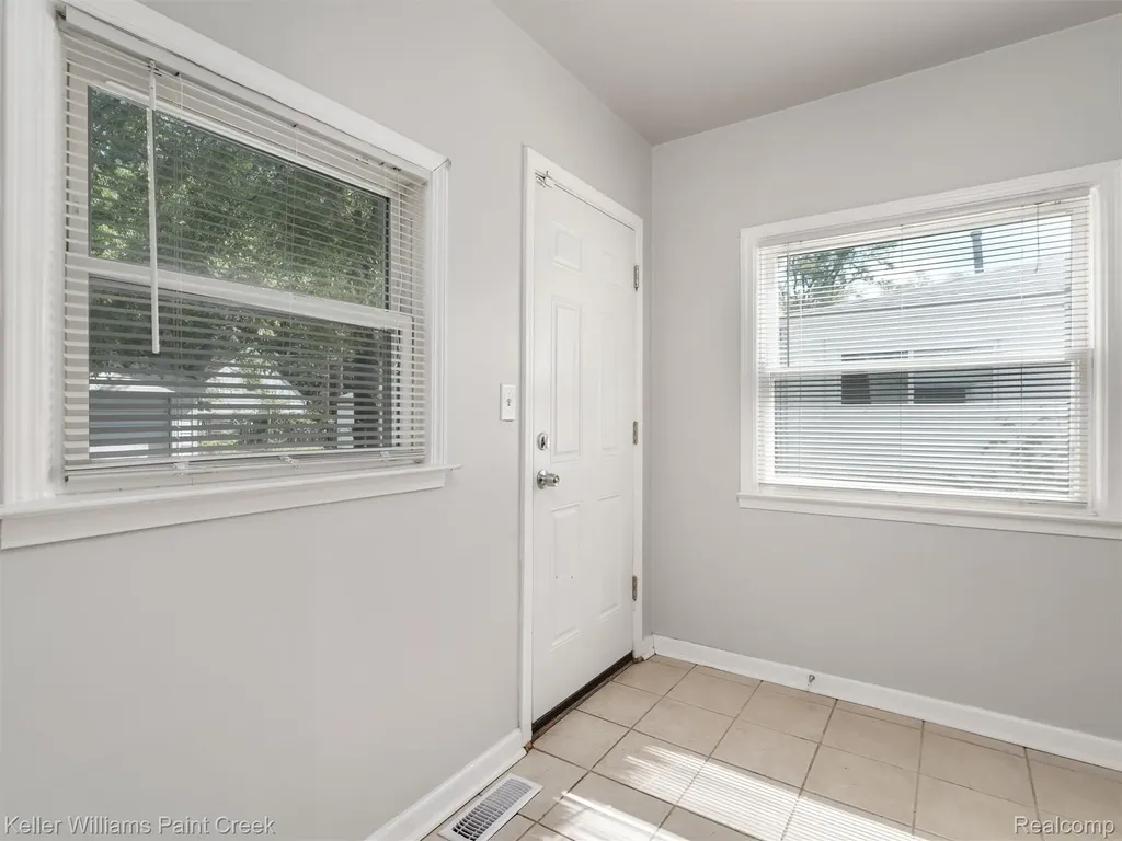 3657 Alvina Avenue Warren City MI 48091