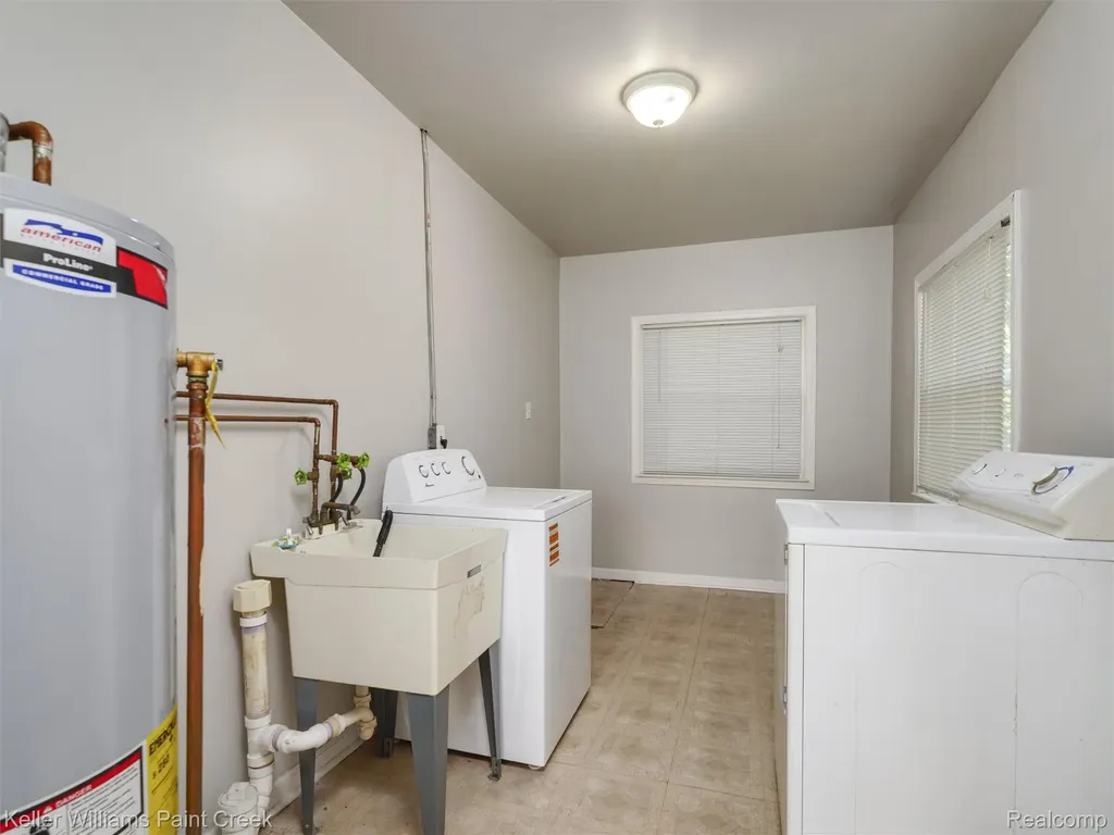 3657 Alvina Avenue Warren City MI 48091