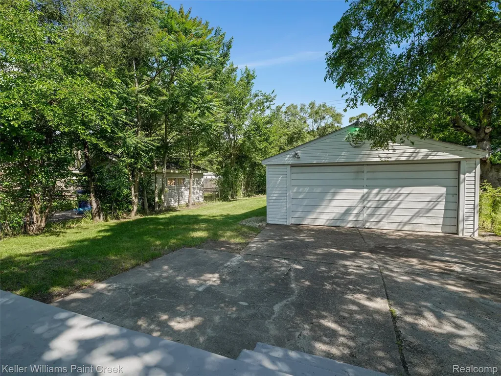 3657 Alvina Avenue Warren City MI 48091