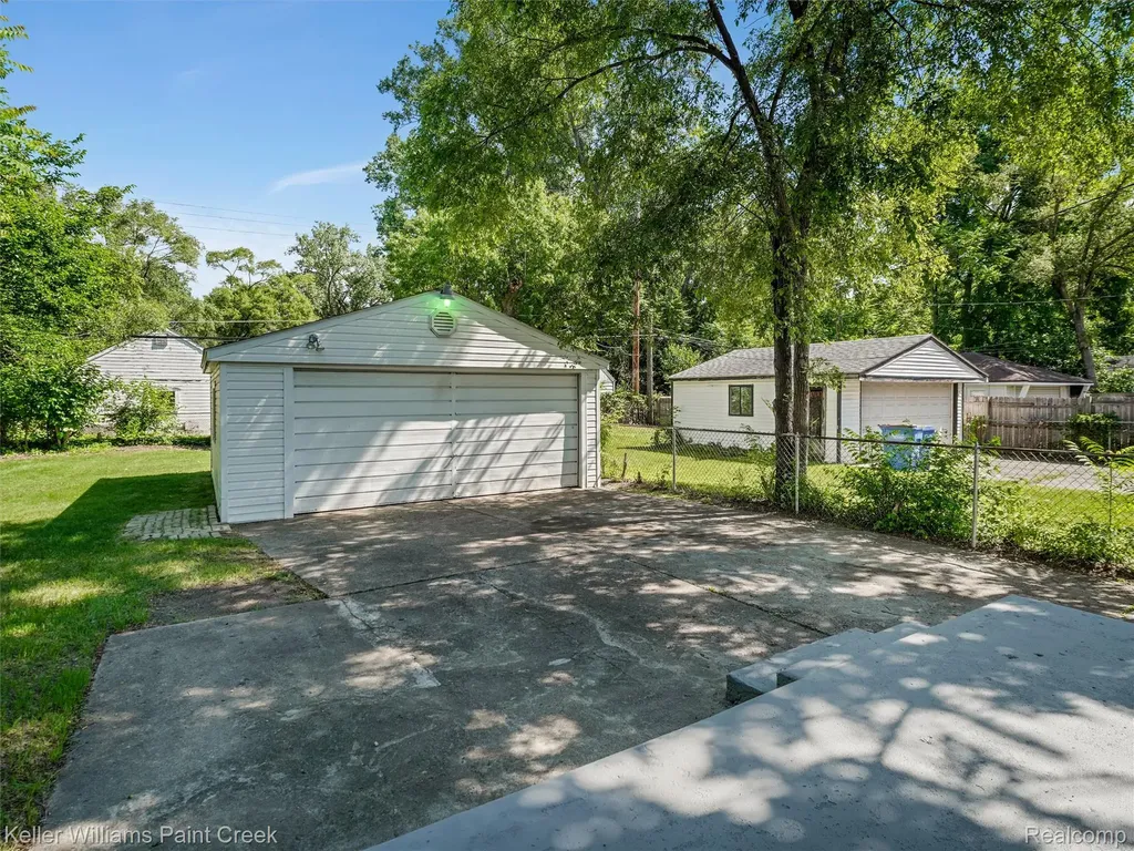 3657 Alvina Avenue Warren City MI 48091