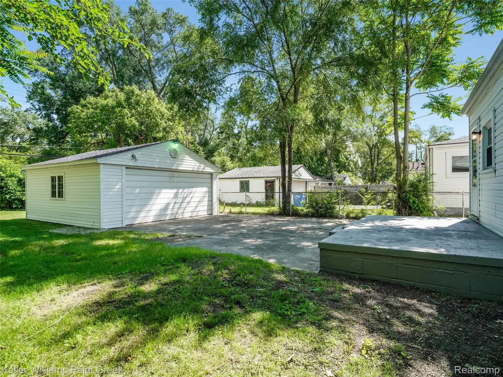 3657 Alvina Avenue Warren City MI 48091