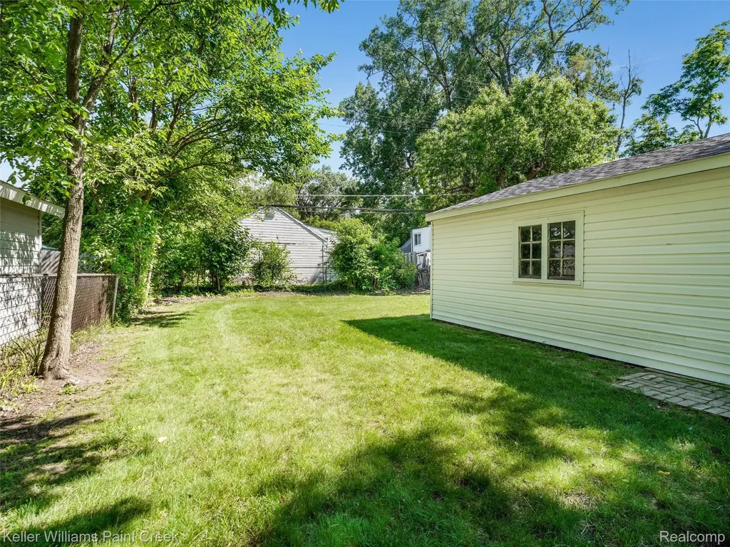 3657 Alvina Avenue Warren City MI 48091