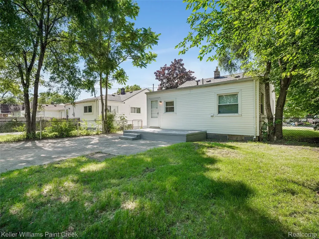 3657 Alvina Avenue Warren City MI 48091