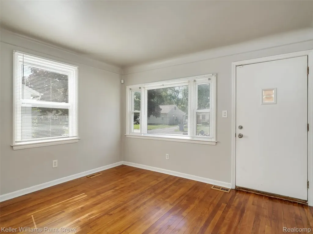 3657 Alvina Avenue Warren City MI 48091