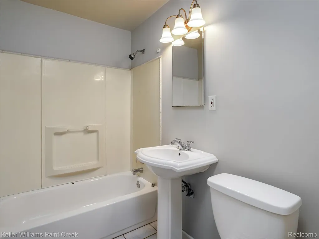 3657 Alvina Avenue Warren City MI 48091