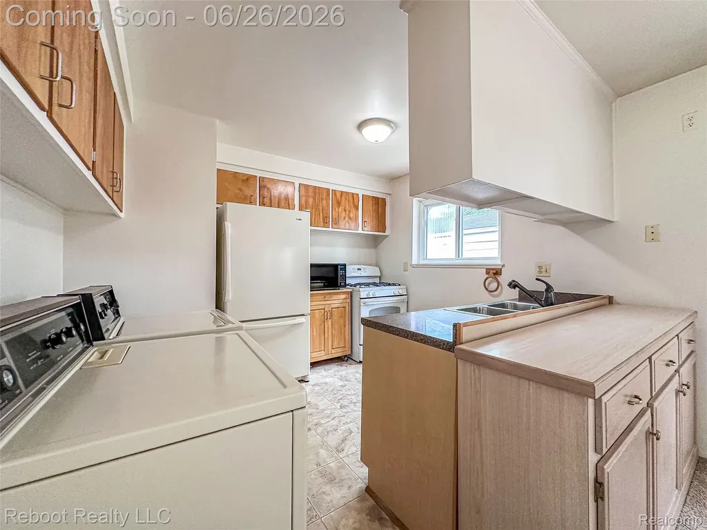 32339 Chalfonte Drive Warren City MI 48092