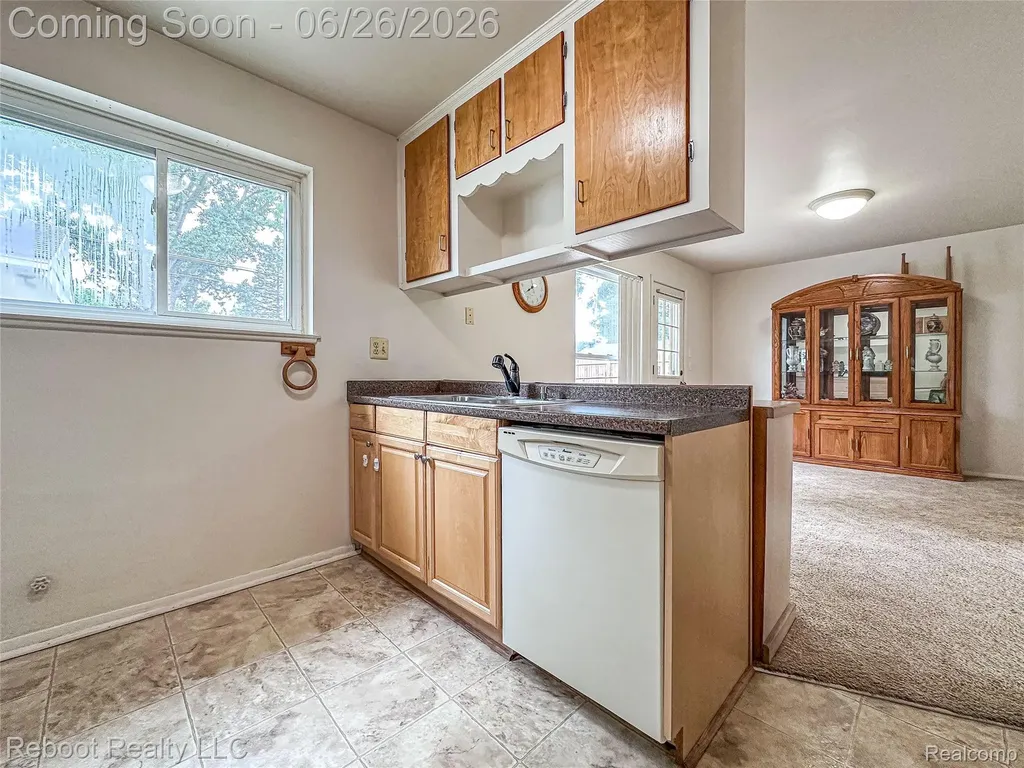 32339 Chalfonte Drive Warren City MI 48092