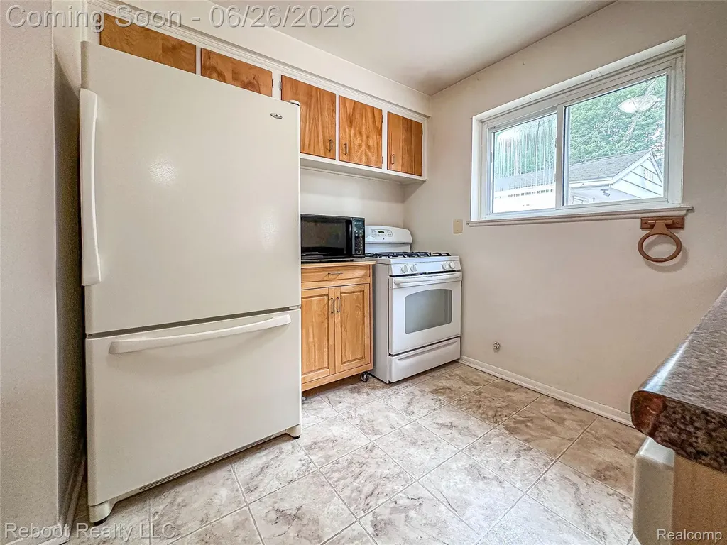 32339 Chalfonte Drive Warren City MI 48092