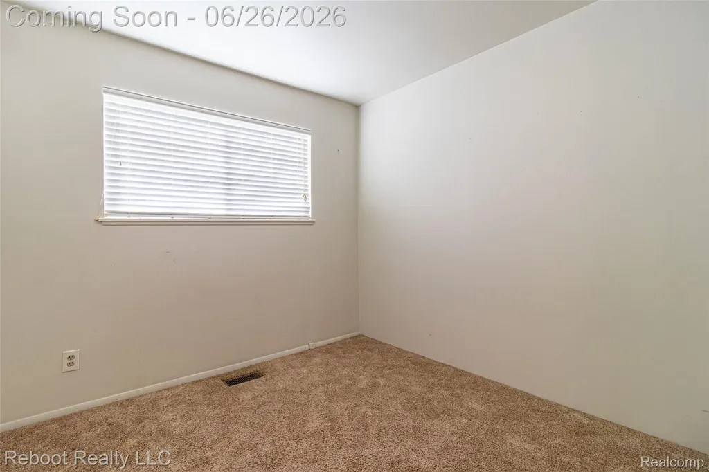 32339 Chalfonte Drive Warren City MI 48092