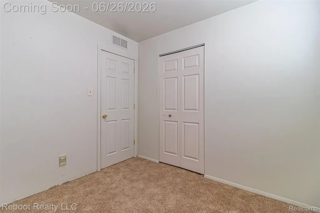 32339 Chalfonte Drive Warren City MI 48092