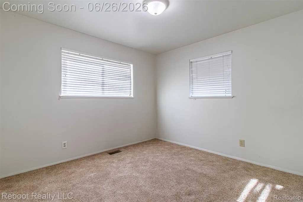 32339 Chalfonte Drive Warren City MI 48092