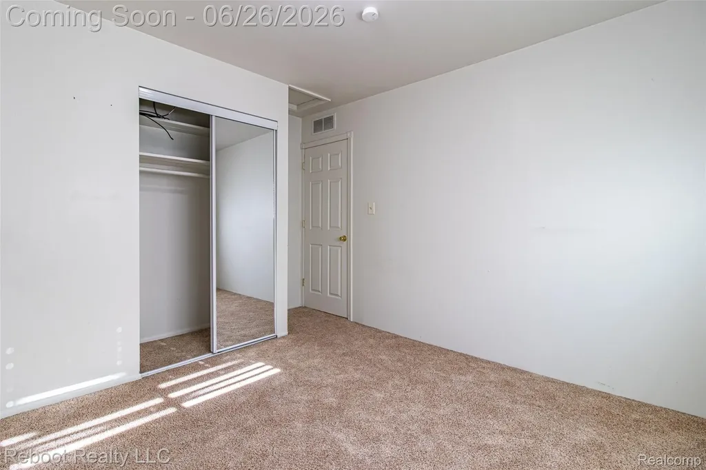 32339 Chalfonte Drive Warren City MI 48092