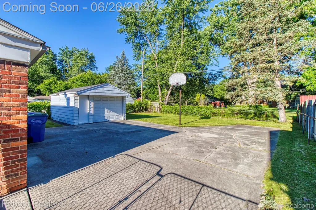 32339 Chalfonte Drive Warren City MI 48092