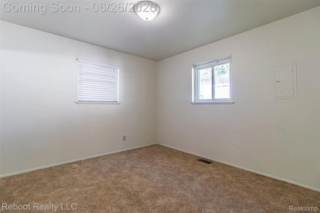 32339 Chalfonte Drive Warren City MI 48092