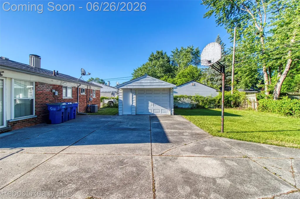 32339 Chalfonte Drive Warren City MI 48092