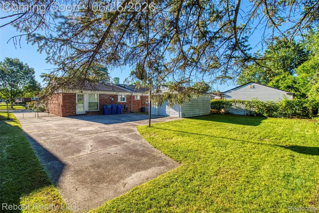 32339 Chalfonte Drive Warren City MI 48092