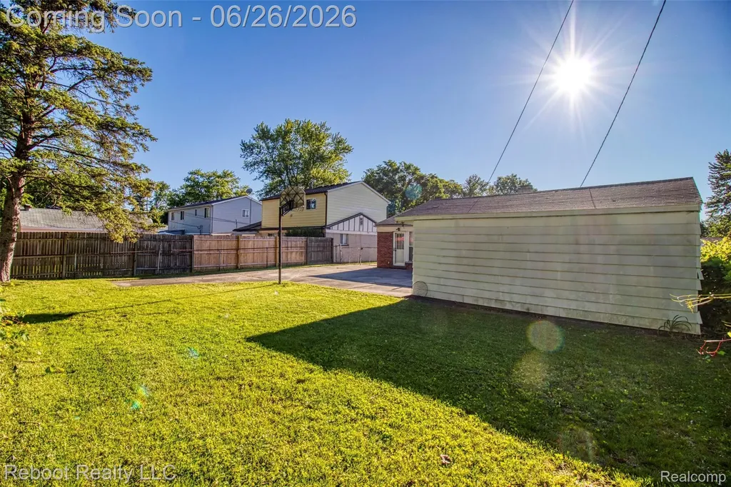 32339 Chalfonte Drive Warren City MI 48092