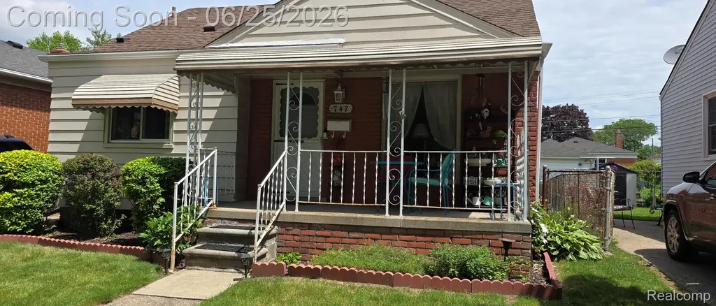 742 Mayflower Avenue Lincoln Park City MI 48146