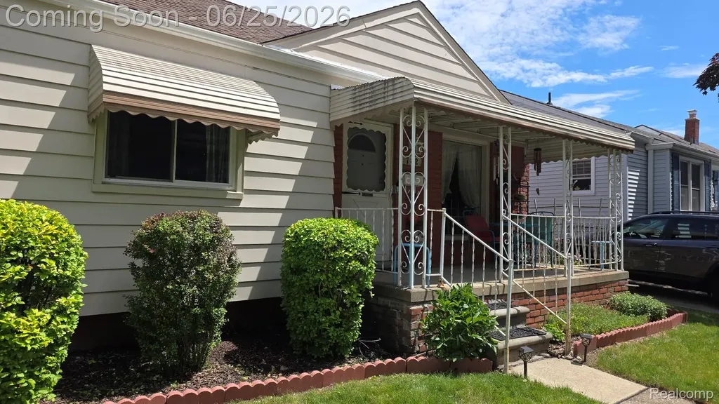 742 Mayflower Avenue Lincoln Park City MI 48146