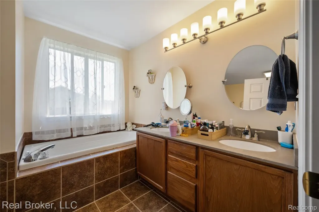 58767 Hunters Court South Lyon City MI 48178