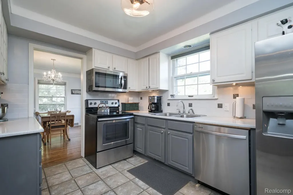 28090 Sunset Boulevard W Lathrup Village City MI 48076