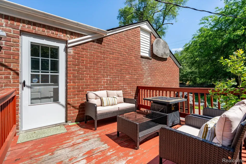 28090 Sunset Boulevard W Lathrup Village City MI 48076