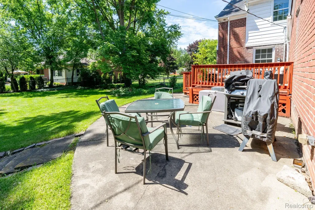 28090 Sunset Boulevard W Lathrup Village City MI 48076