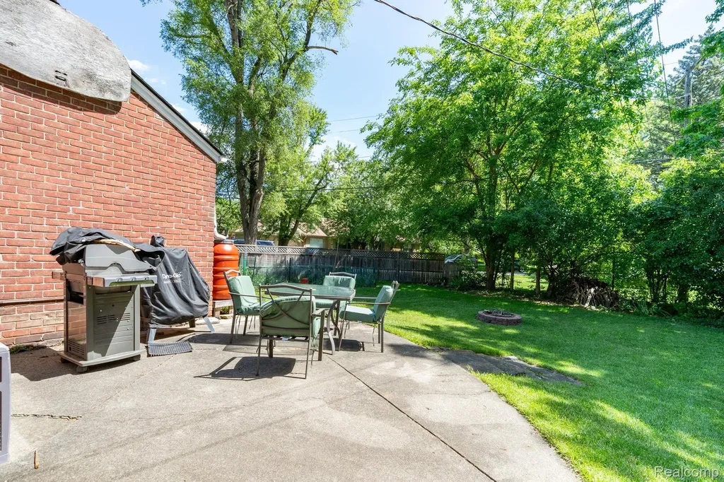 28090 Sunset Boulevard W Lathrup Village City MI 48076