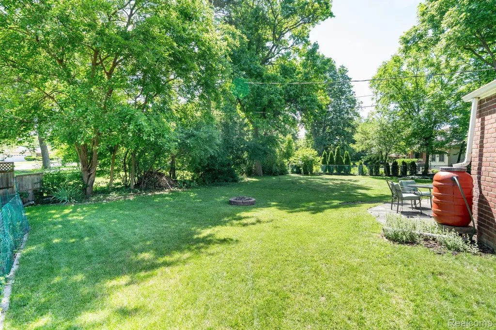 28090 Sunset Boulevard W Lathrup Village City MI 48076
