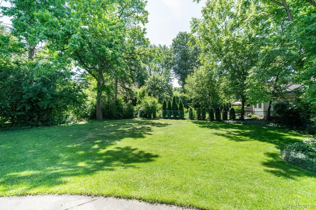28090 Sunset Boulevard W Lathrup Village City MI 48076