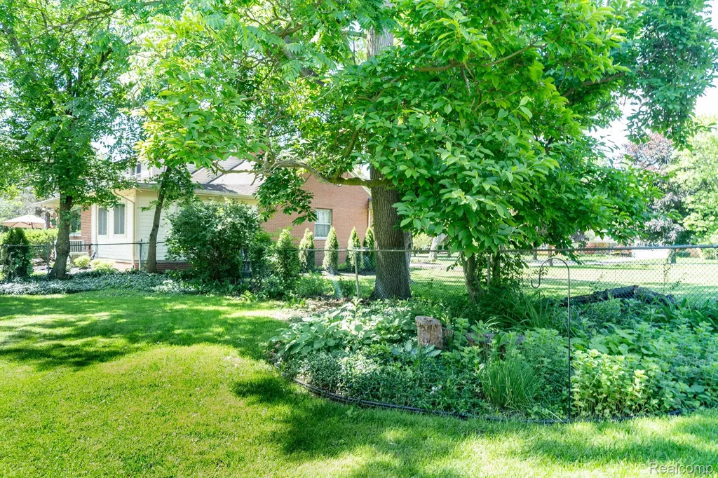 28090 Sunset Boulevard W Lathrup Village City MI 48076